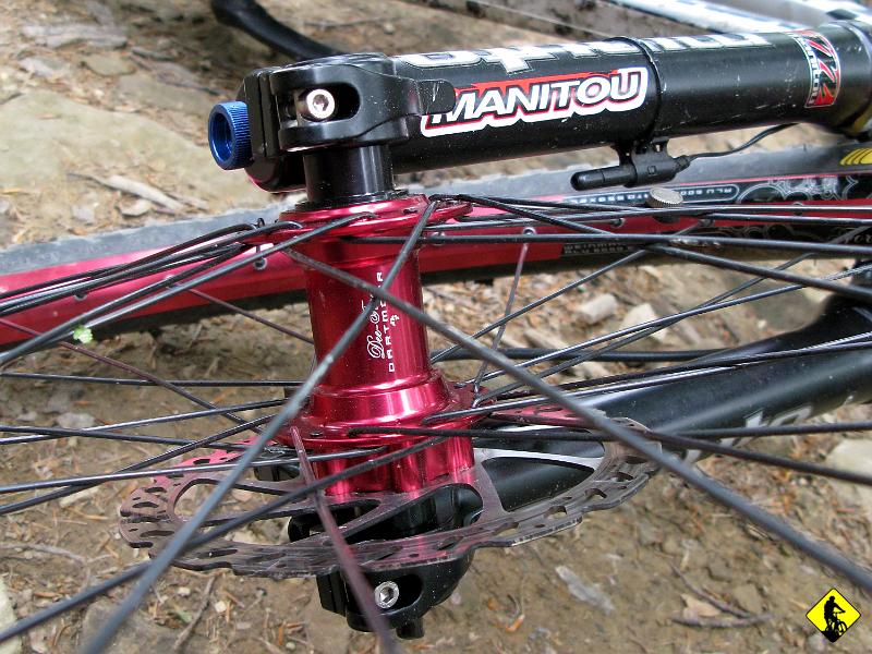 foto 042.jpg - Gdzieś przed Obłazem wbijamy z czerwonego na żółty szlak. Zdjęcie przedstawia największą inwestycję Jurasa wszechczasów :) Manitou Minute i zajebisty kolor piasty (wraz z obręczą), zajebiście pasujący do reszty roweru.